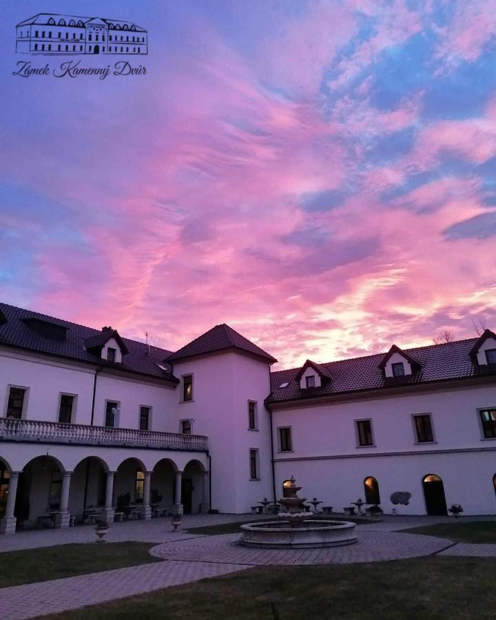 Отель Zamek Kamenny Dvur Kynsperk nad Ohri Экстерьер фото